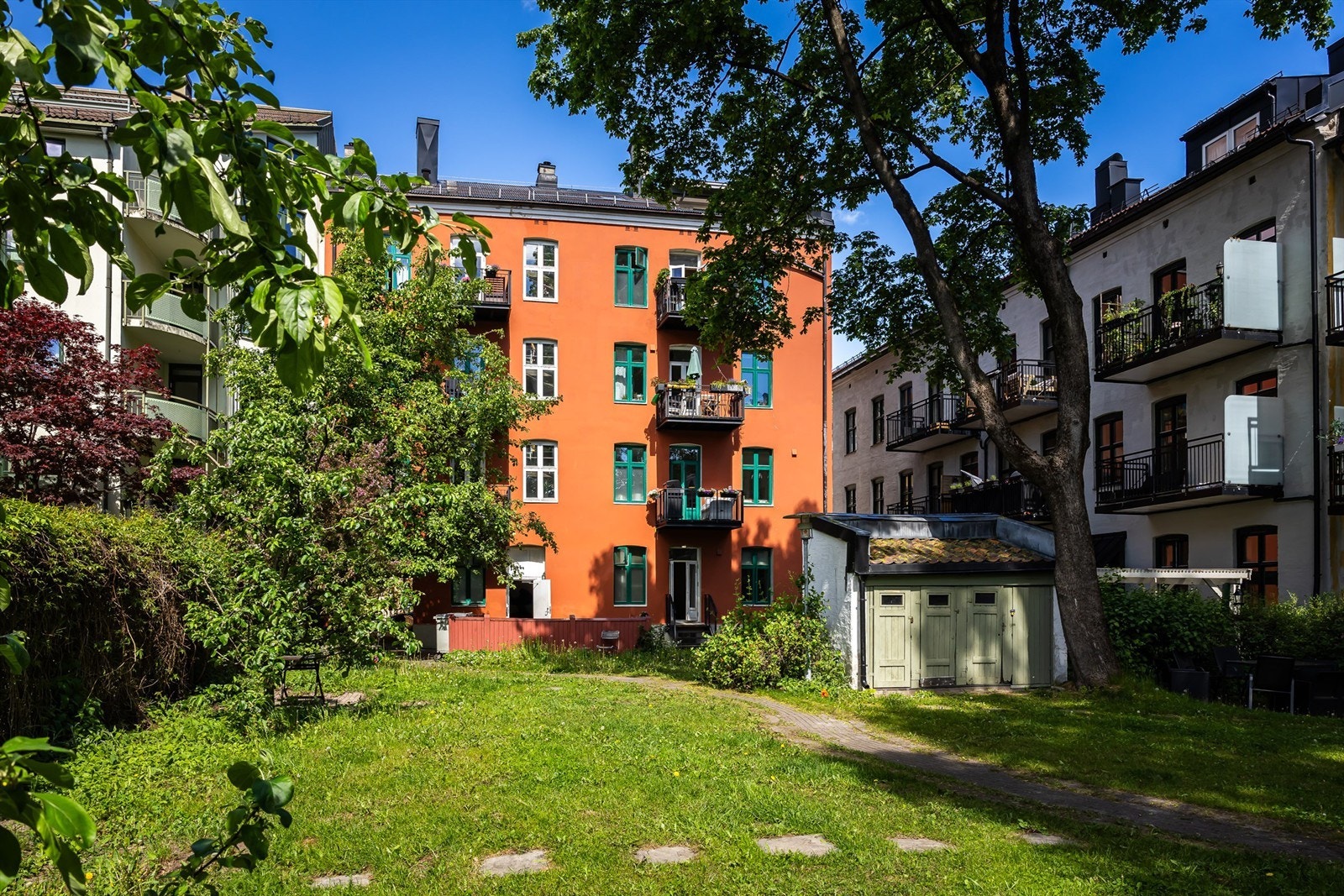 Borettslaget har en hyggelig og grønn bakgård som benyttes av beboerne. Galleribilde