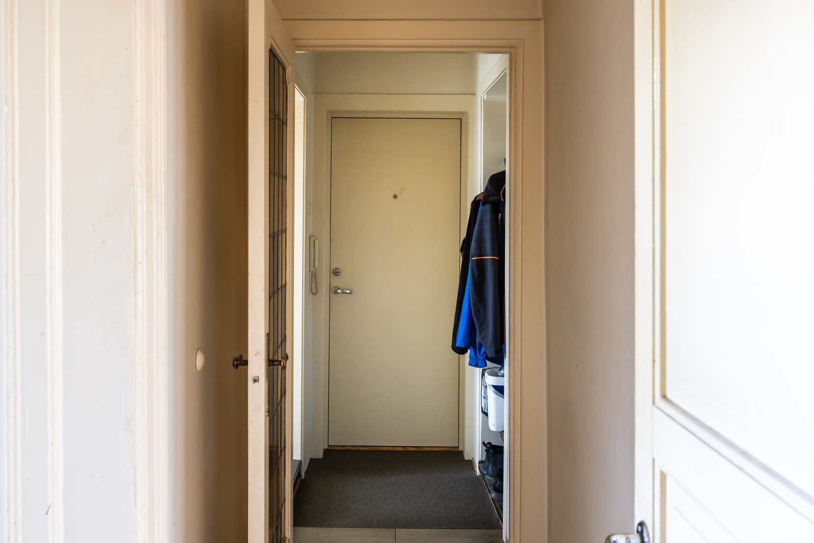 Innbydende entré med flislagt gulv. Galleribilde