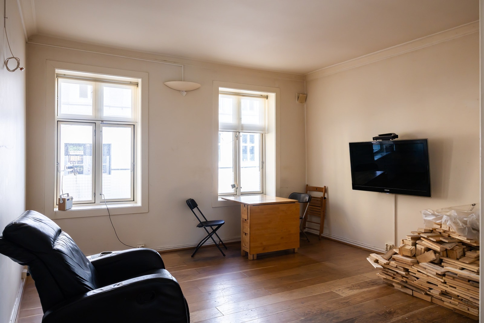 Stuen har to store vinduer med dype karmer som gir godt med naturlig lys. Galleribilde