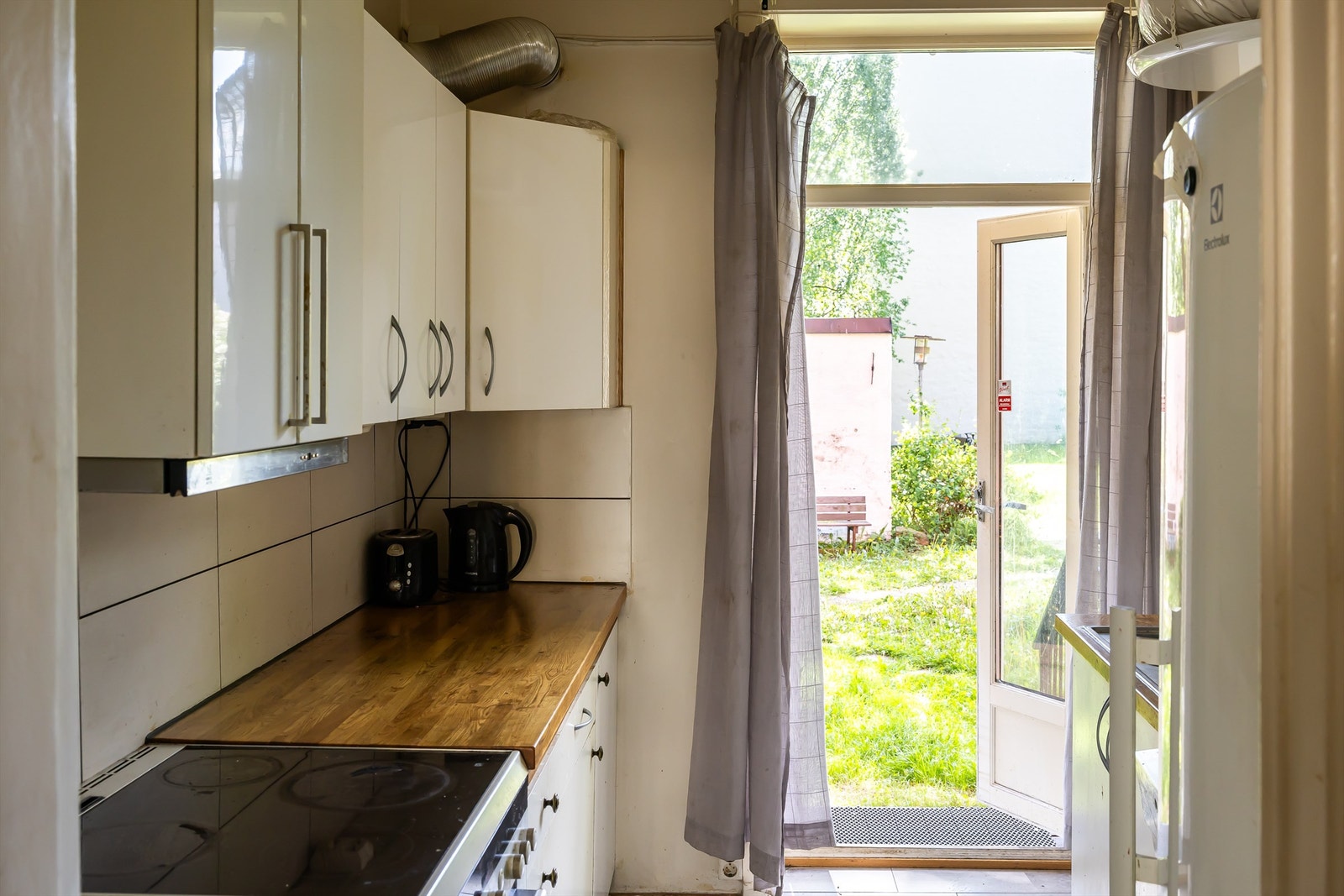 Fra kjøkkenet er det direkte utgang til en hyggelig felles bakgård. Galleribilde