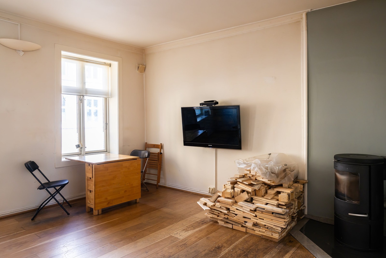 Det er plass til både sofagruppe, spisebord og TV-løsning i stuen. Galleribilde