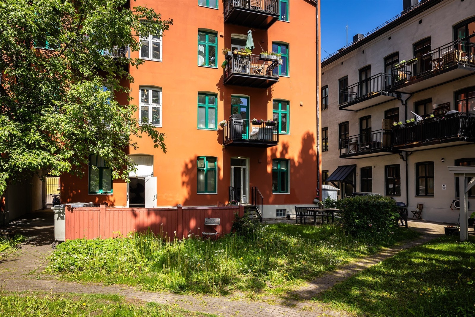 Vinduene i bygget er fra 2018 og utgang til bakgården, samt terrassedøren er fra 2007. Galleribilde