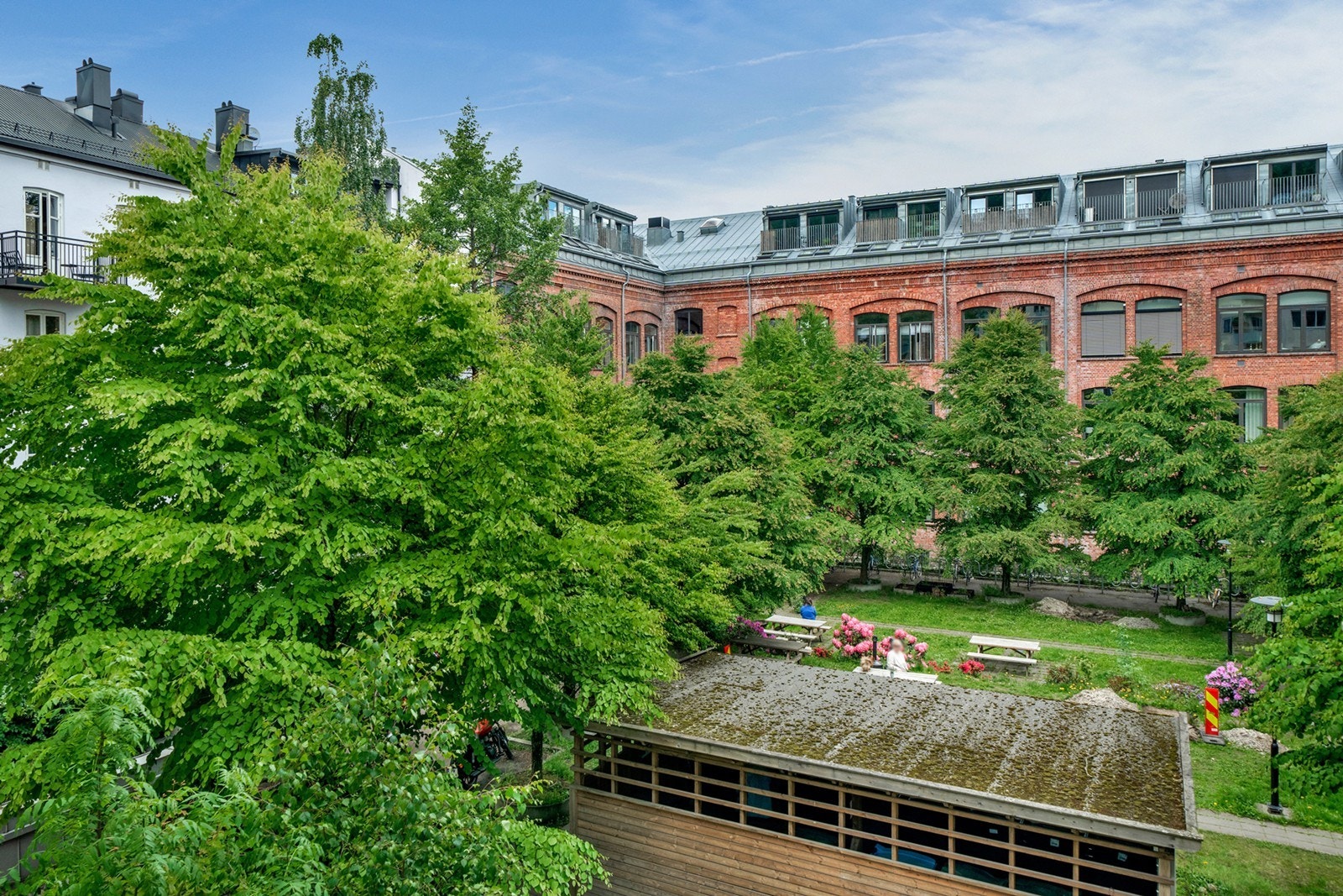 Balkongen vender mot rolig og frodig bakgård. Galleribilde