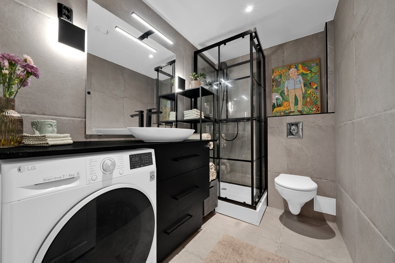 Delikat flislagte bad med varmekabler i gulv og innfelte downlights i himling. Badet ble oppgradert i 2021. Galleribilde