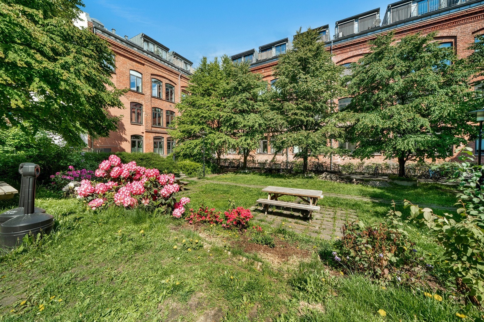 Tomten er pent opparbeidet med gressplen, beplantning og interne stikkveier frem til inngangspartiene. Galleribilde