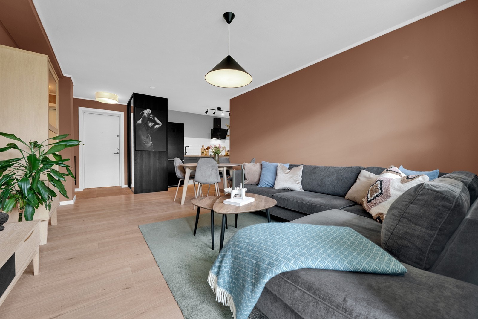 Stuen har gode møbleringsmuligheter med plass til både sofagruppe, TV møblement og spisebord med tilhørende stoler. Galleribilde