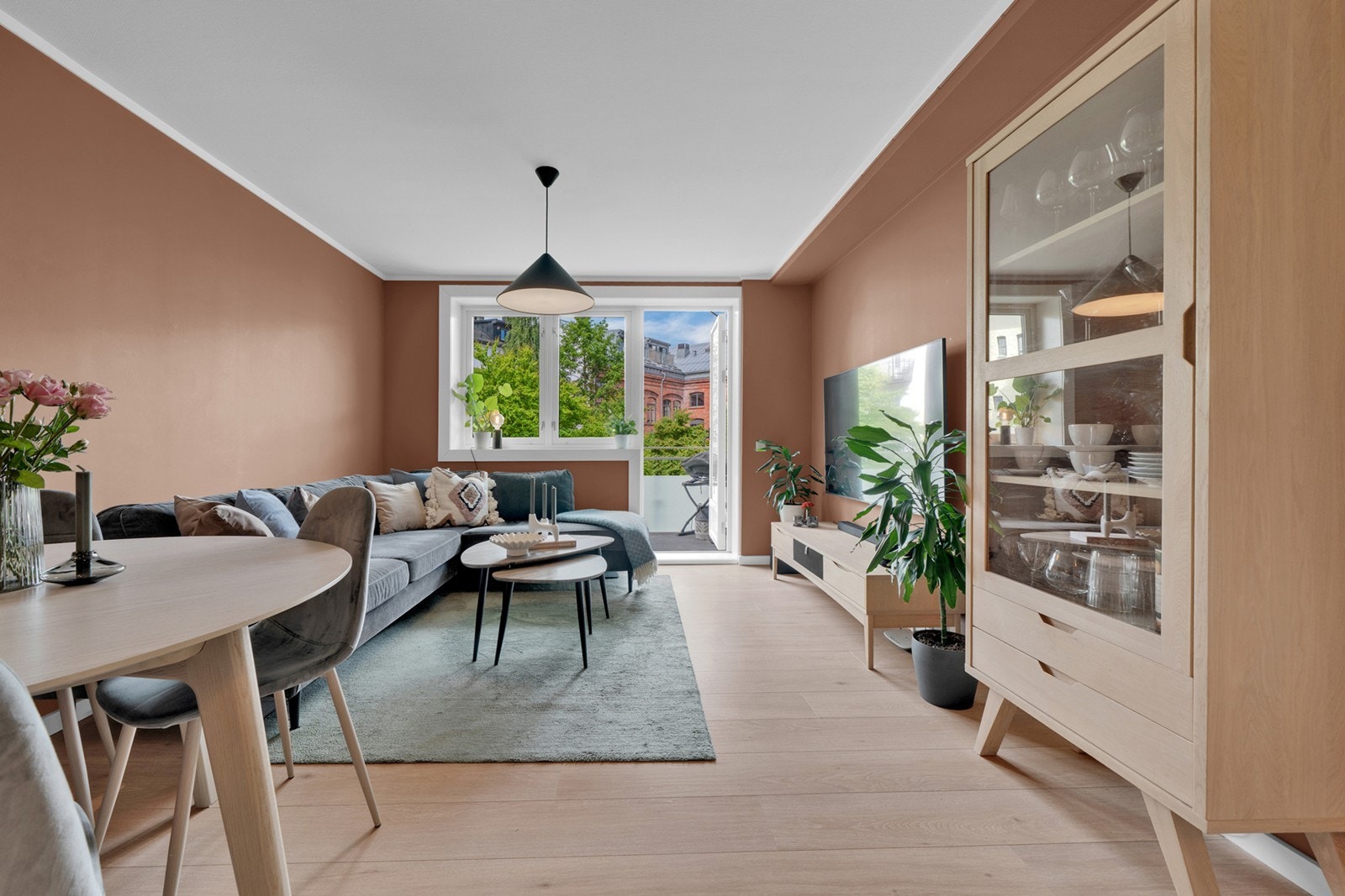 Leiligheten har en lys og innbydende stue med kjøkken i åpen løsning. Galleribilde