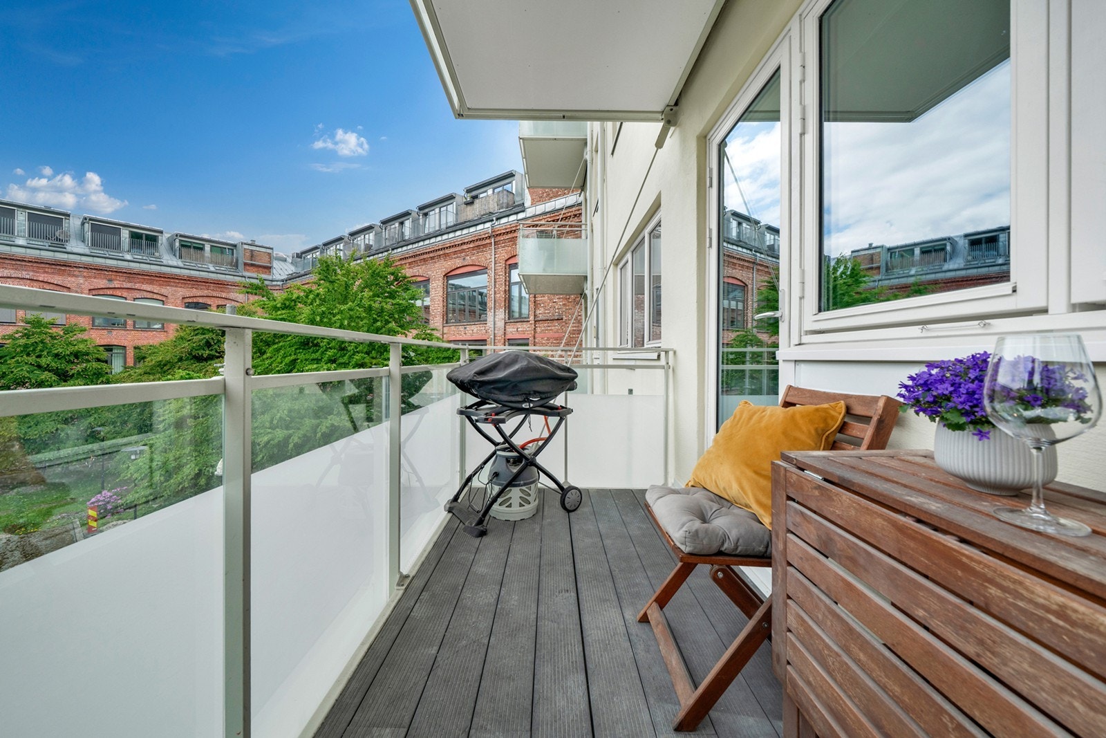 Balkongen fungerer som en naturlig forlengelse av oppholdsrommet i sommerhalvåret, med plass til utemøbler, grill og beplantning. Galleribilde