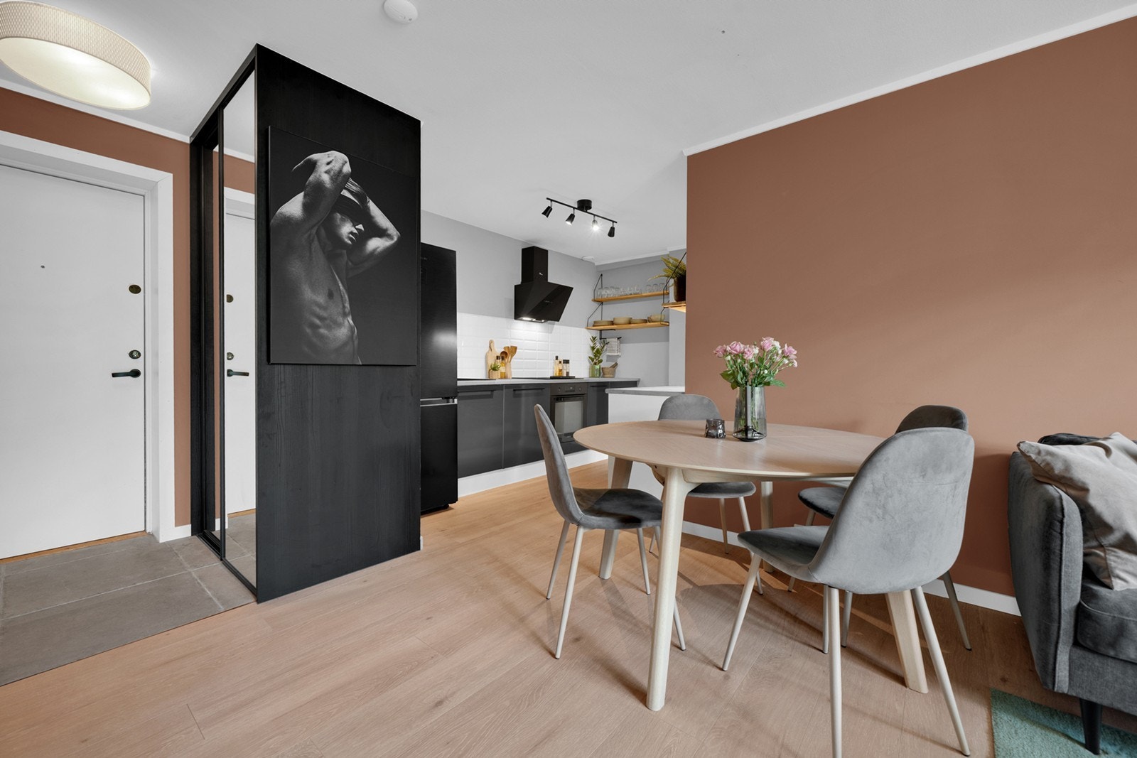Hele leiligheten er malt i moderne fargetoner som gir et stilrent og harmonisk uttrykk. Galleribilde