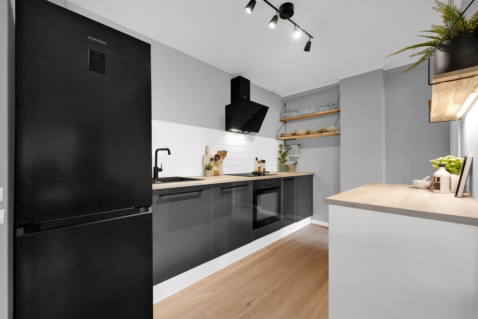 Moderne kjøkkeninnredning med glatte fronter og laminat benkeplate. Galleribilde