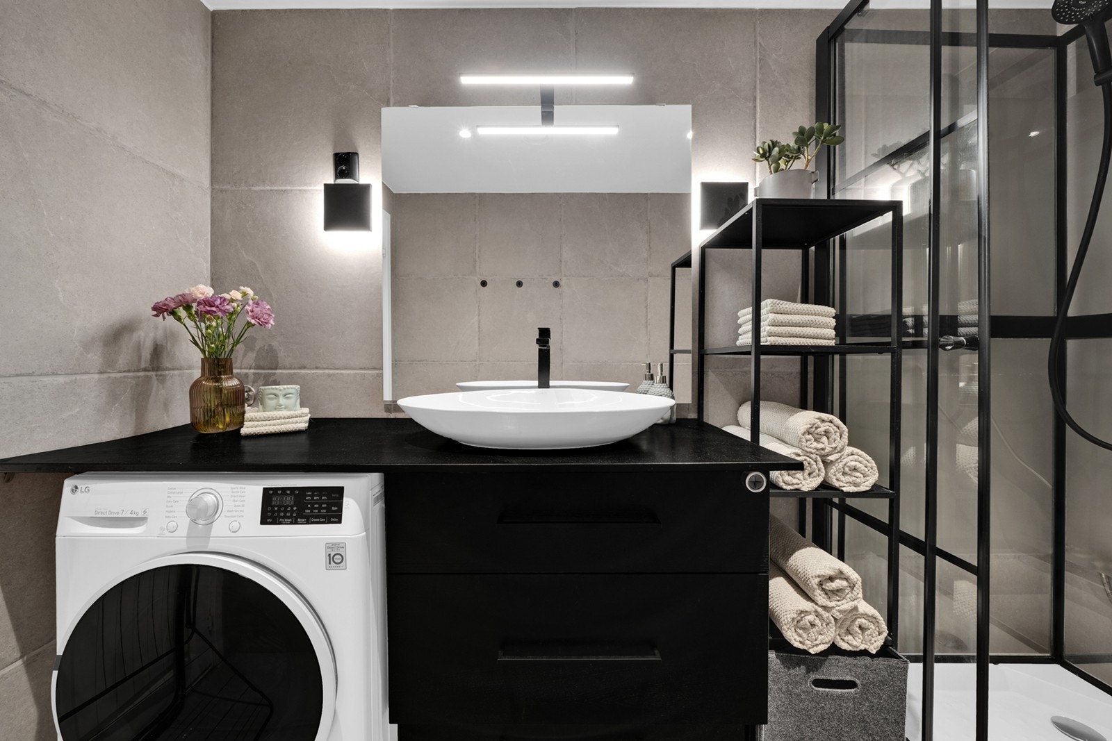 Badet er utstyrt med vegghengt toalett, servantinnredning med servant, ettgreps blandebatteri og dusjkabinett. Det er plass og opplegg for vaskemaskin. Galleribilde