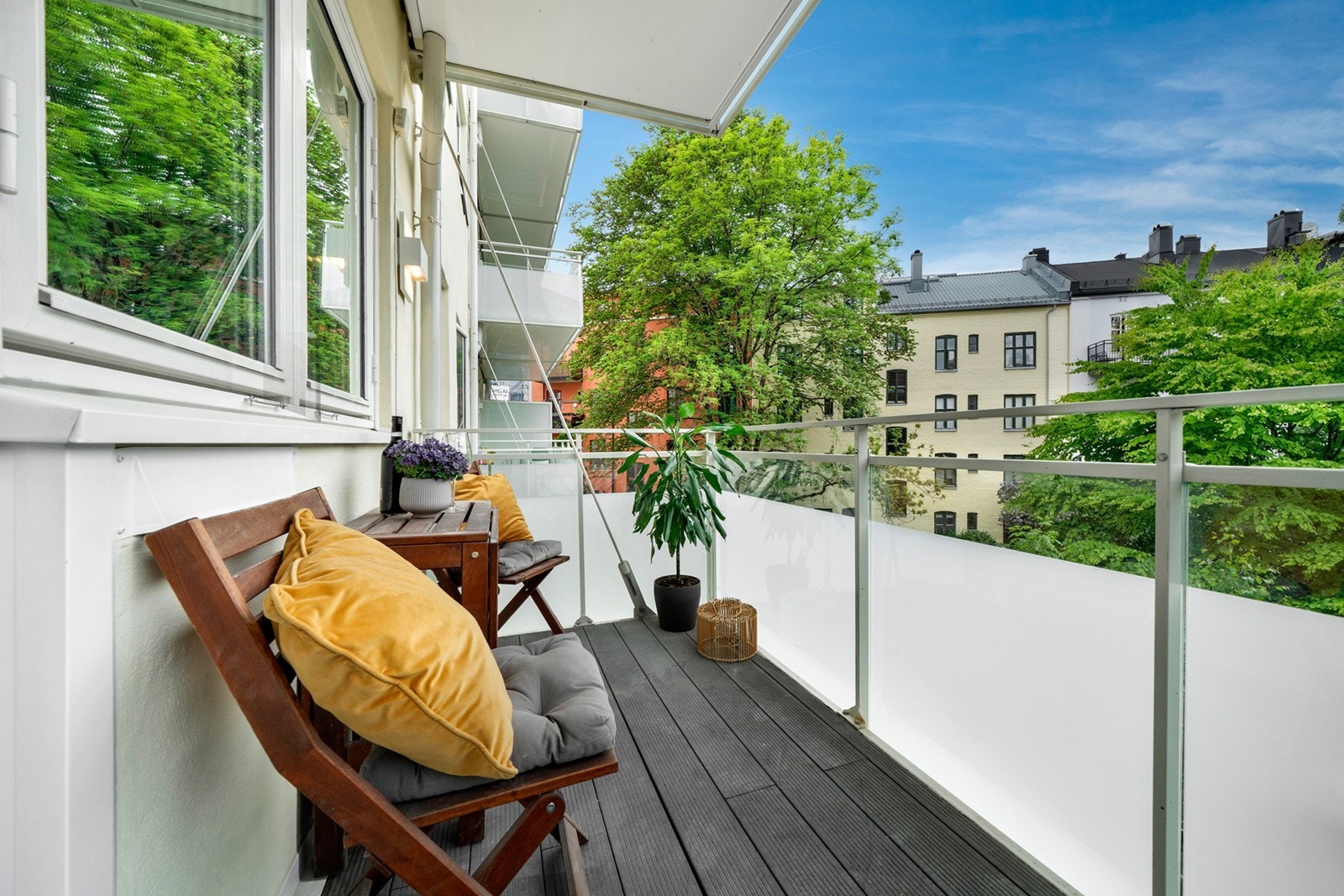 Moderne og arealeffektiv 3-roms leilighet med herlig balkong vendt mot rolig og frodig bakgård. Galleribilde