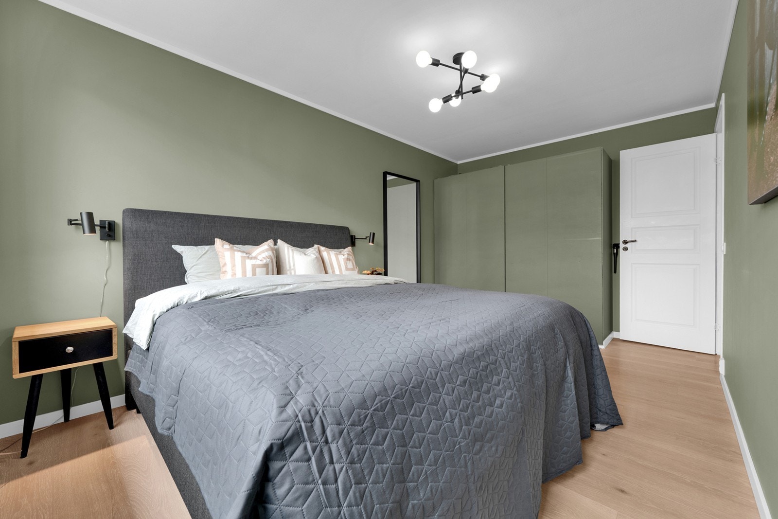 Rikelig med oppbevaringsplass i romslig garderobe. Galleribilde