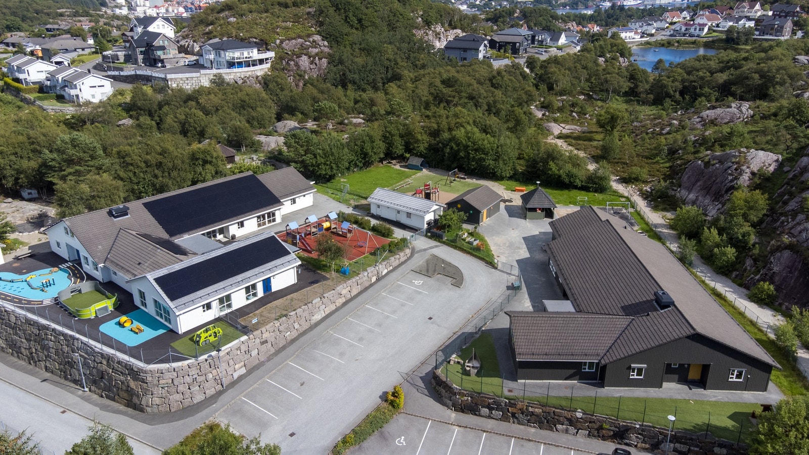 Like ved skolen ligger også to stk barnehager. Eigerøy har en til, i tillegg ligger en med kort avstand mot sentrum. Galleribilde
