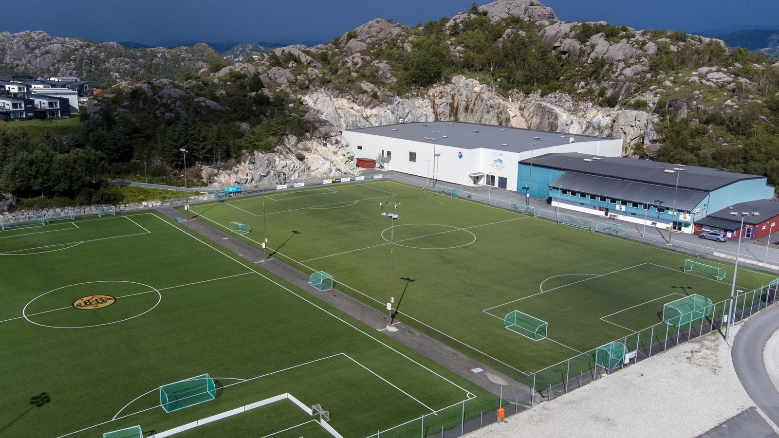 Hålå på Eigerøy er et attraktivt og familievennlig område med flotte fasiliteter og kort vei til det meste. Her finner du et populært fotballanlegg som samler både små og store til aktivitet og lek Galleribilde