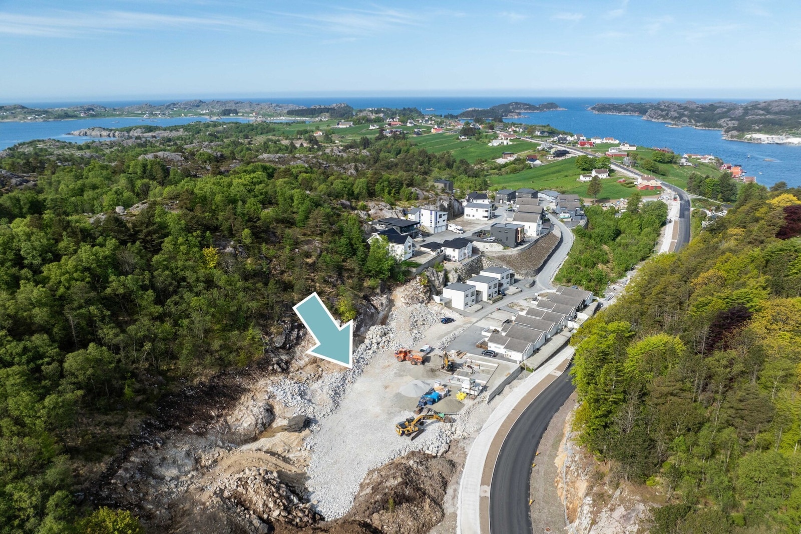 Moderne boligprosjekt med både tomannsboliger og eneboliger i rekke- i et område som har blitt ekstra attraktivt etter etablering av gang- og sykkelsti. Galleribilde