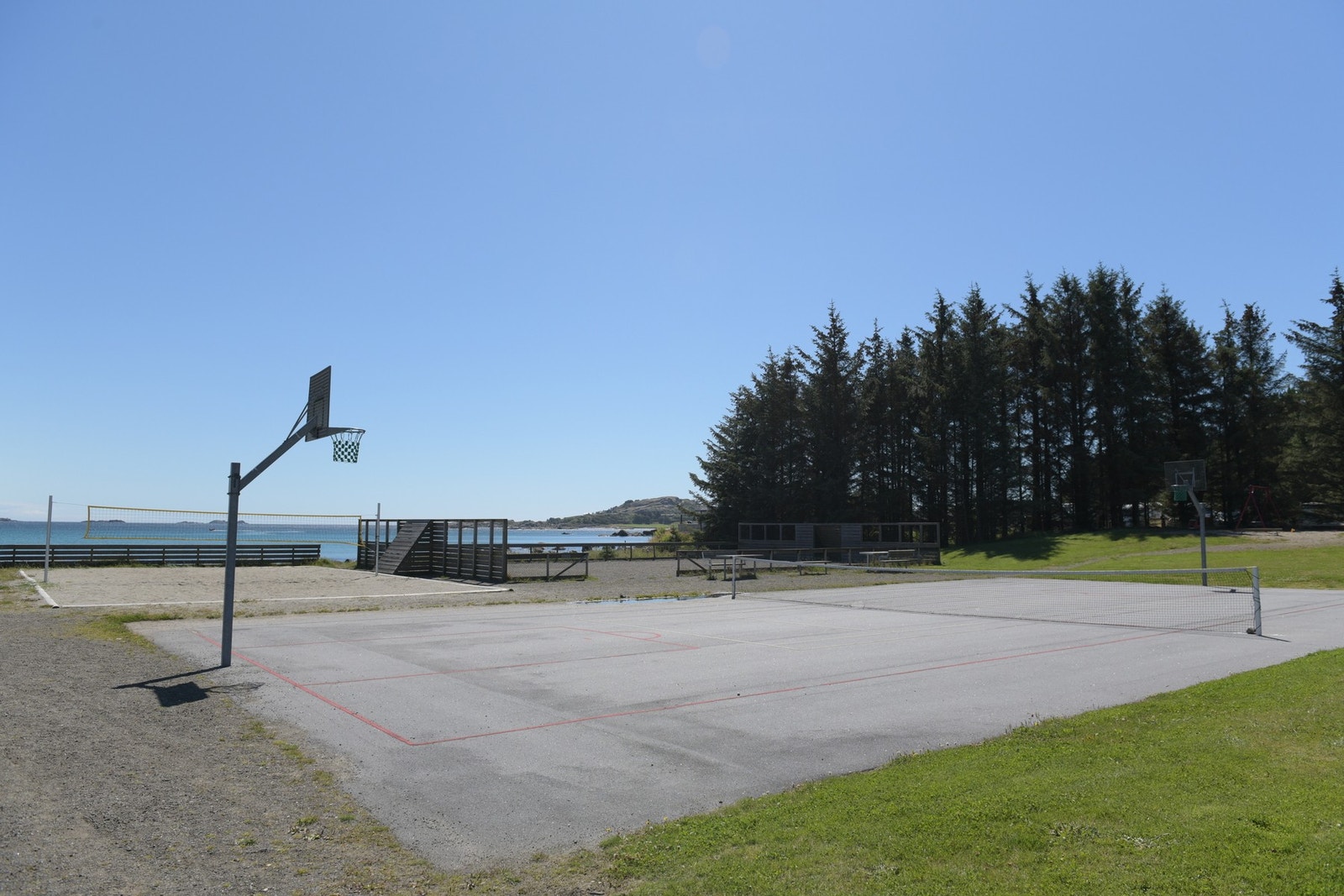 Skabergstranden er en familievennlig og flott badeplass med en langstrakt, finkornet sandstrand. Området er langgrunt og godt egnet for barn. Her finner du fasiliteter som toaletter, kiosk, volleyballbane og lekeplass- perfekt for en aktiv og hyggelig dag Galleribilde