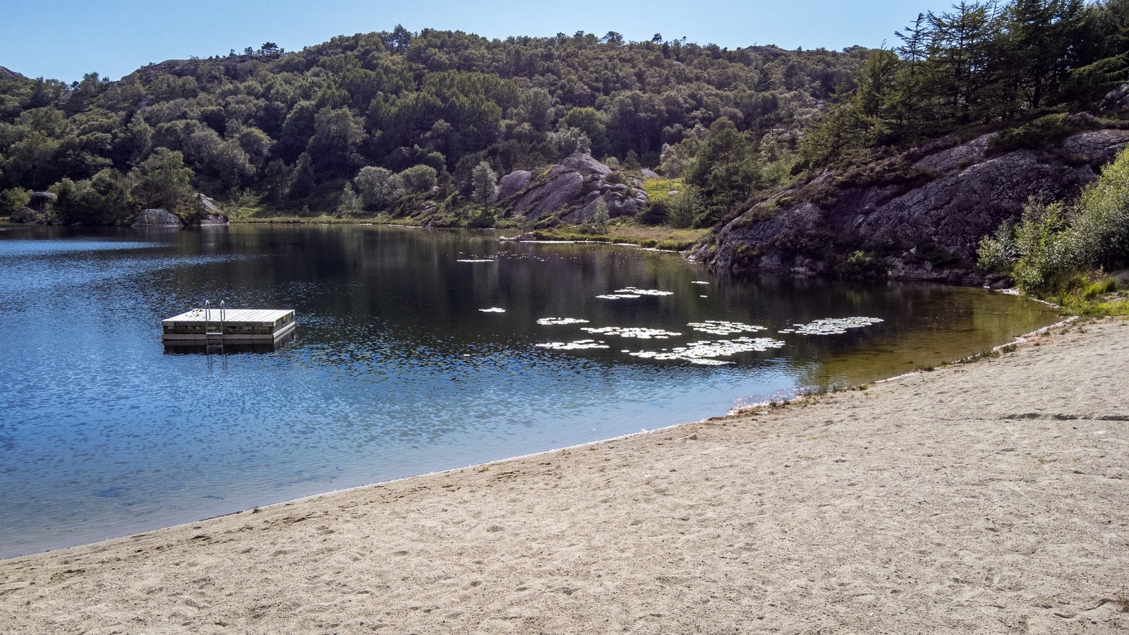 I tillegg ligger det en fin badeplass i Hålå her med sandstrand og flytebrygge- perfekt for varme sommerdager! Galleribilde