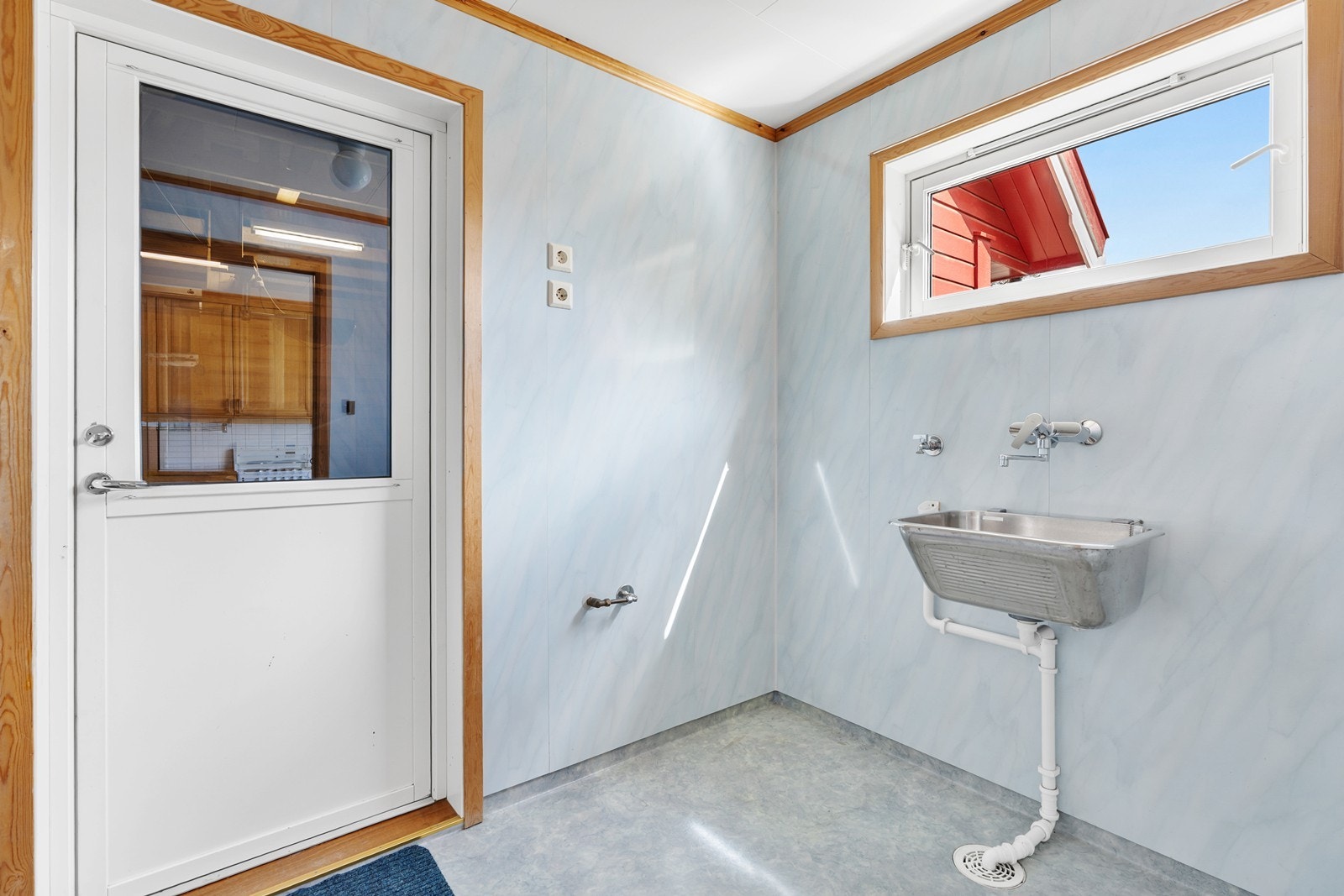 Fra vaskerommet er det direkte inngang til garasjen, med tørrskodd adkomst til boligen. Galleribilde