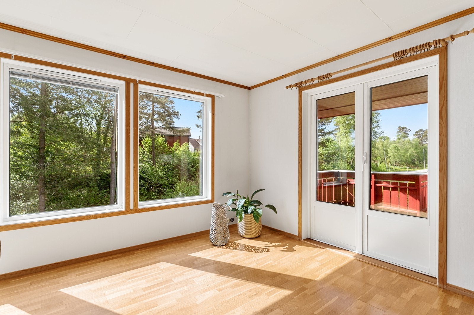 De store vindusflatene slipper inn rikelig med naturlig lys. Galleribilde