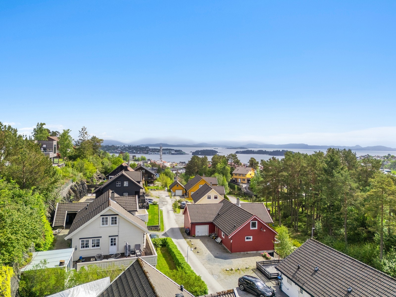 Boligen har en attraktiv beliggenhet i et rolig og familievennlig nabolag Galleribilde