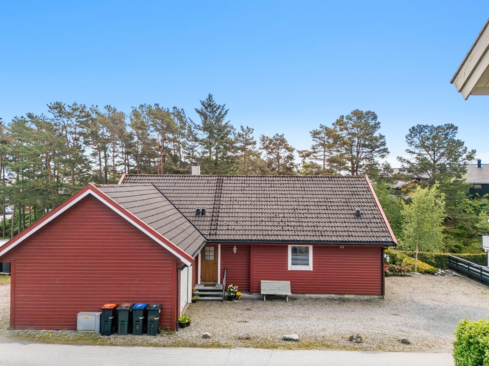 Det er parkering i romslig garasje på ca. 28 kvm samt god parkeringsdekning på egen tomt. Galleribilde