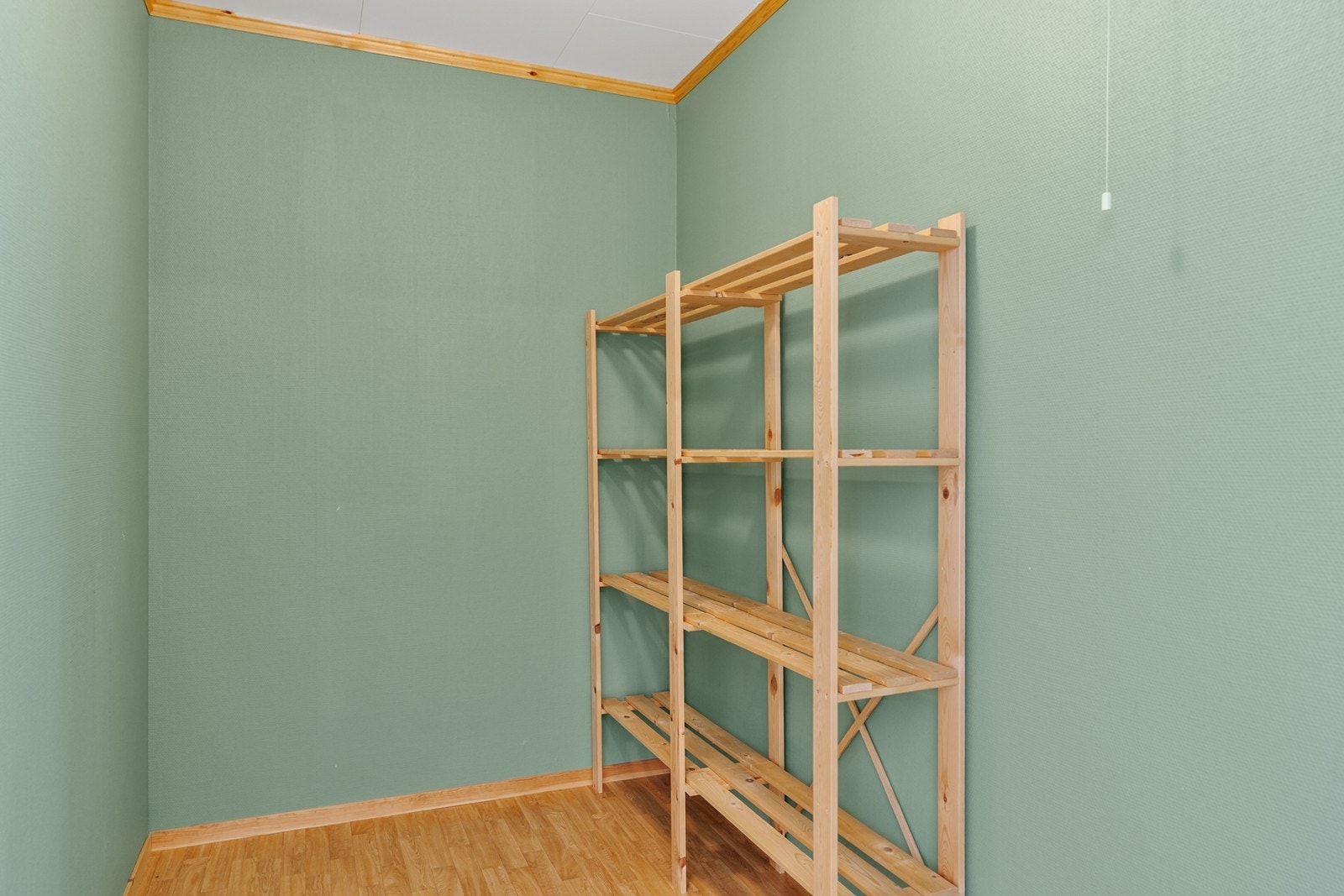 I tilknytning til rommet er det en bod som kan innredes som garderobe eller benyttes til oppbevaring etter behov. Galleribilde
