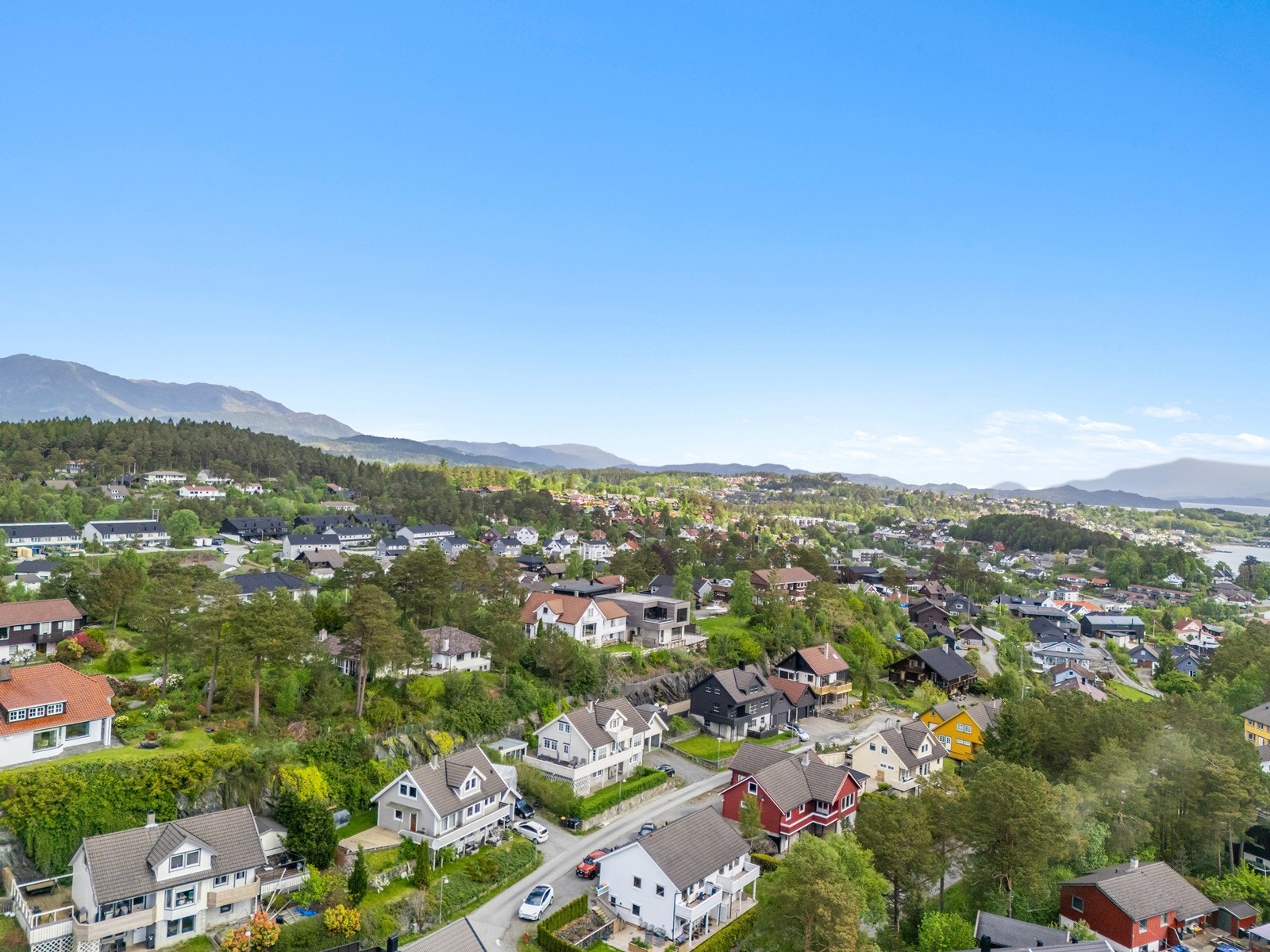 Her bor man med kort avstand til dagligvarebutikk, skoler, idrettsanlegget på Vikahaugane og Leirvik sentrum med et bredt utvalg av servicetilbud. Galleribilde