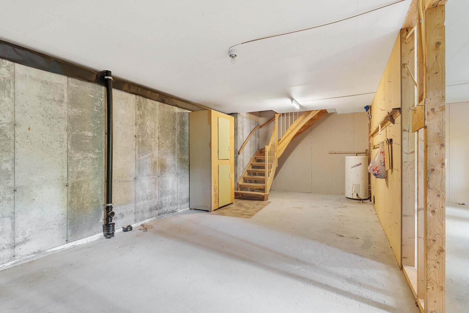 Uinnredet kjellerrom med adkomst fra boligens hoveddel. Galleribilde