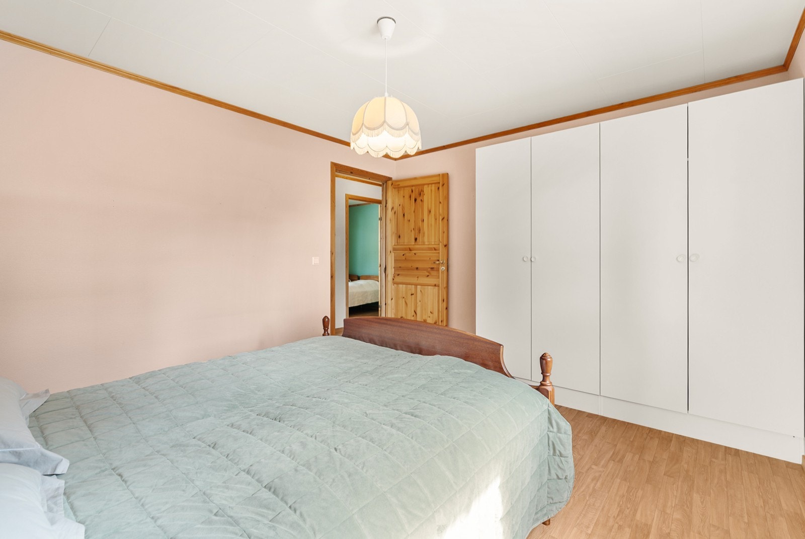 Det er god plass til garderobeløsning med rikelig oppbevaringsplass. Galleribilde
