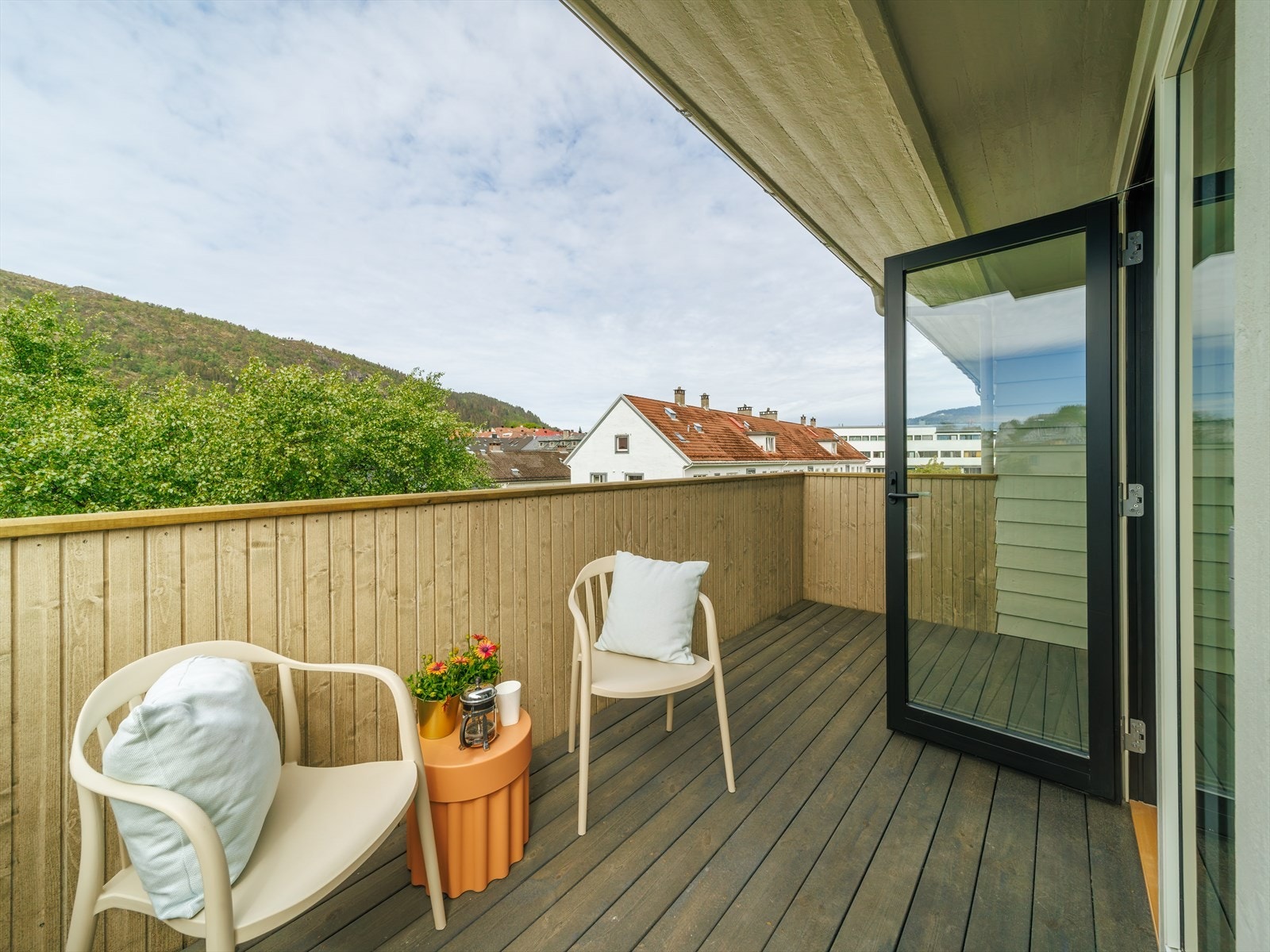 Et hyggelig uteområde med plass til sittegruppe og beplantning. Galleribilde