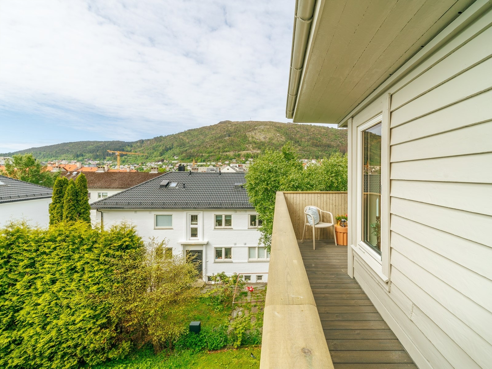 Balkongen byr på fine utsiktsforhold mot omkringliggende bebyggelse og grøntområder. Galleribilde