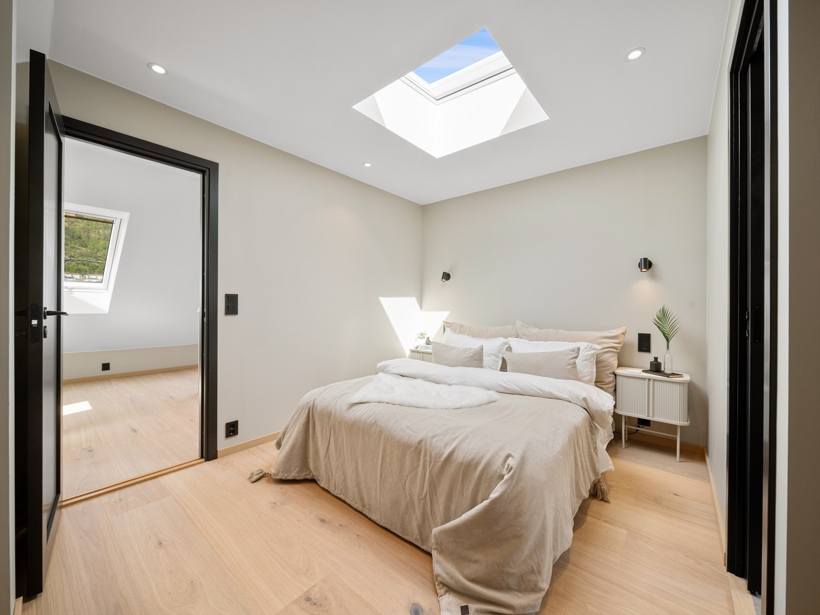 Loftsoverommet på 14m² fremstår lyst og innbydende med god plassutnyttelse. Galleribilde