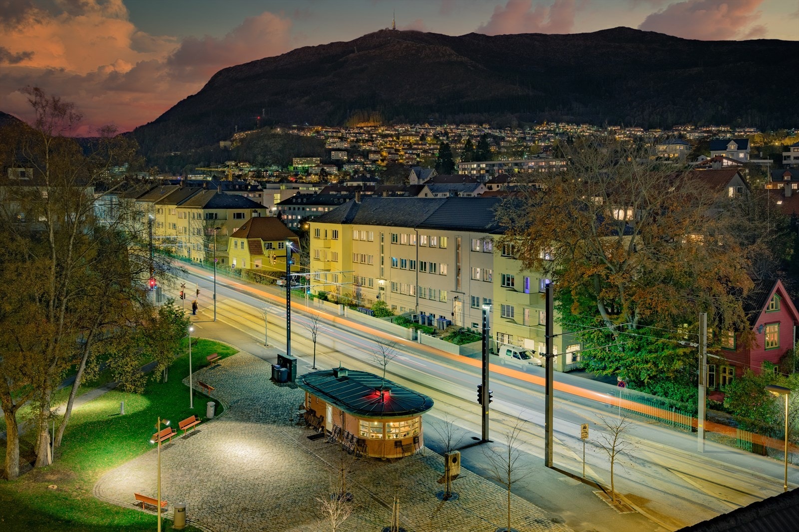 Fra eiendommen er det ca. 5 minutters gange til Wergeland bybanestopp, som gir enkel og effektiv forbindelse til Bergen sentrum og Flesland. Galleribilde