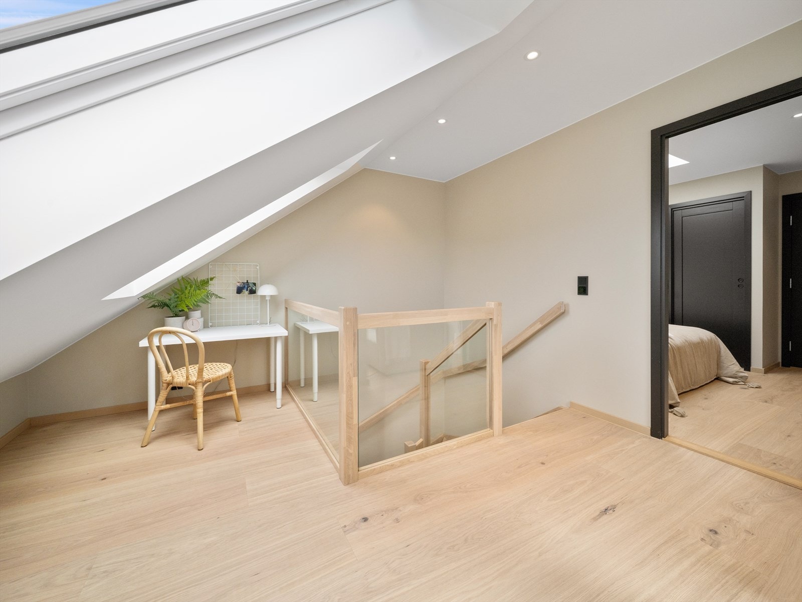 Lys og hyggelig loftstue med flere bruksmuligheter. Galleribilde