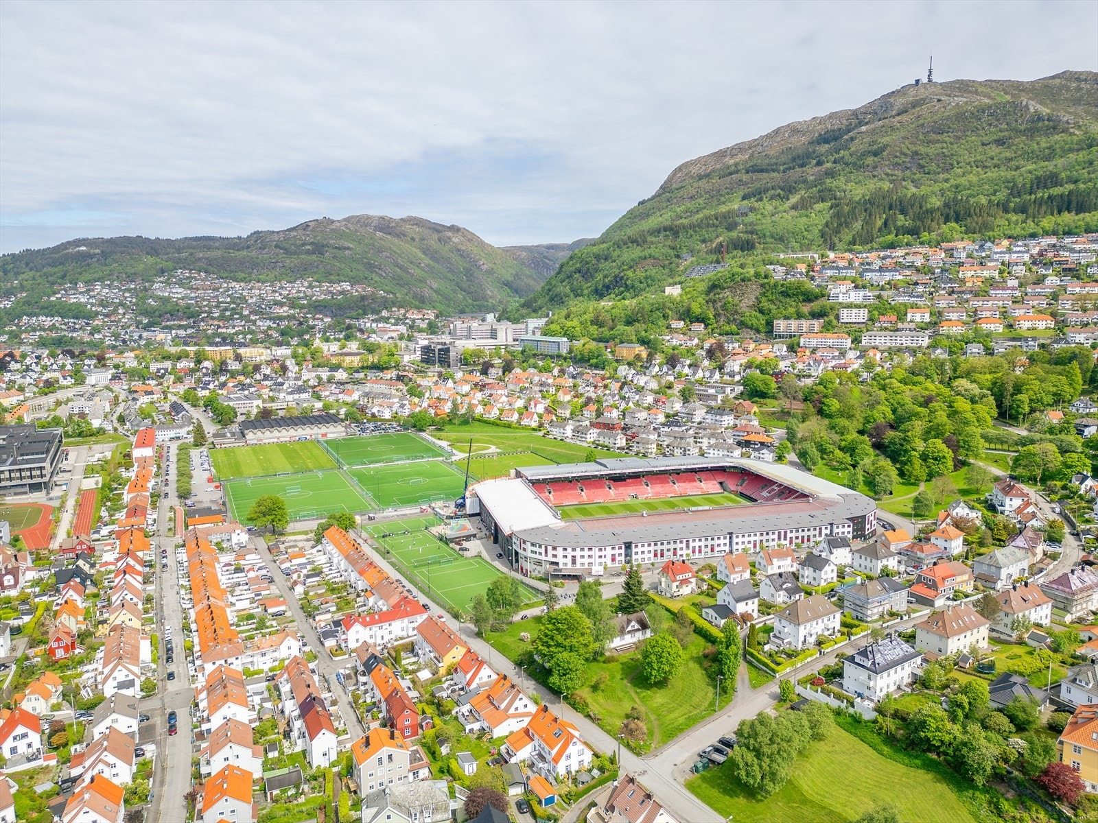 Her bor man med en god kombinasjon av urbane bekvemmeligheter og grønne, rekreasjonsvennlige omgivelser - perfekt for både etablerere, enslige og familier som ønsker en sentral, men samtidig rolig base i Bergen. Galleribilde