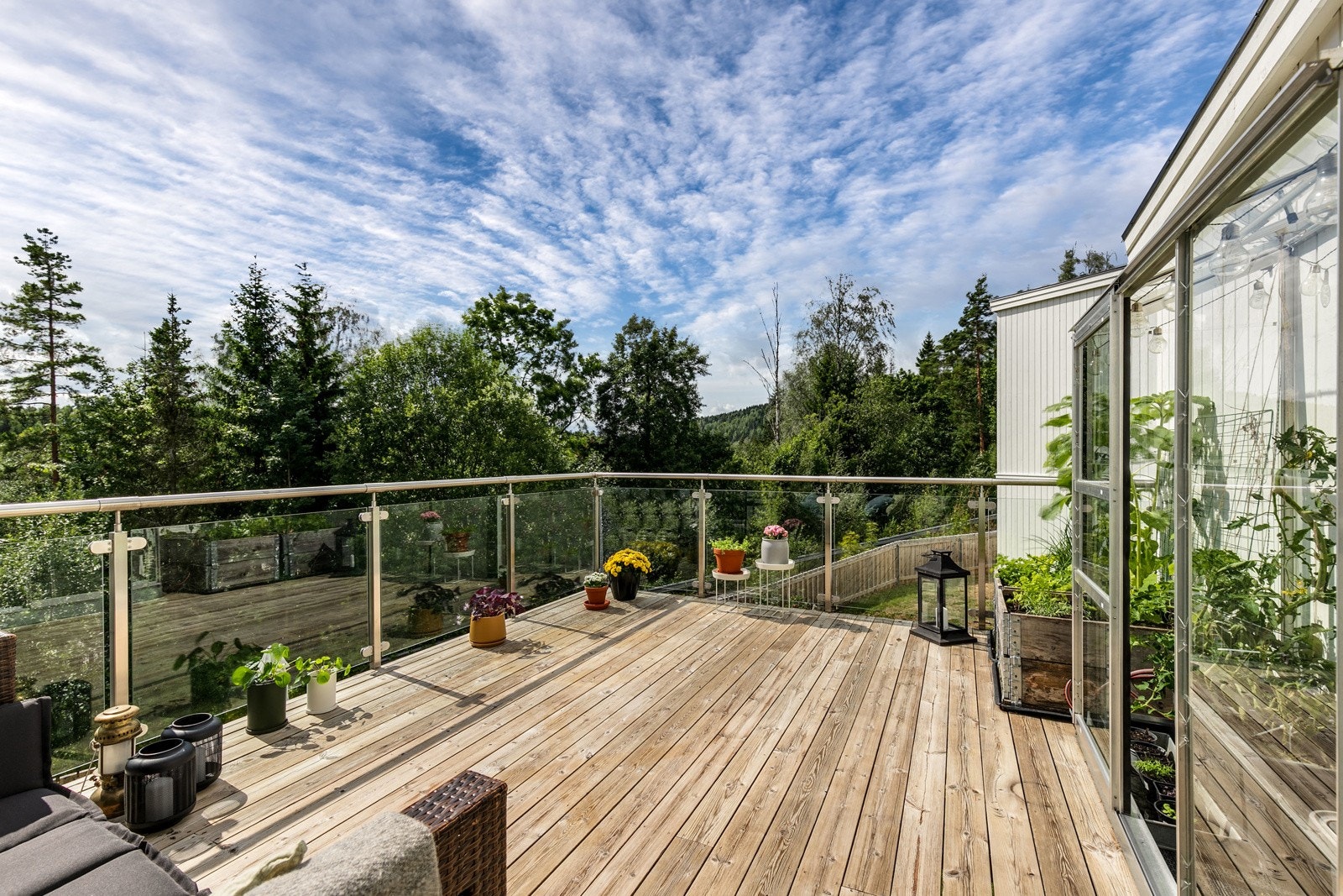 Det er utgang fra stuen i 1. etasje til en solrik sydvestvendt terrasse på ca. 18 kvm. Galleribilde