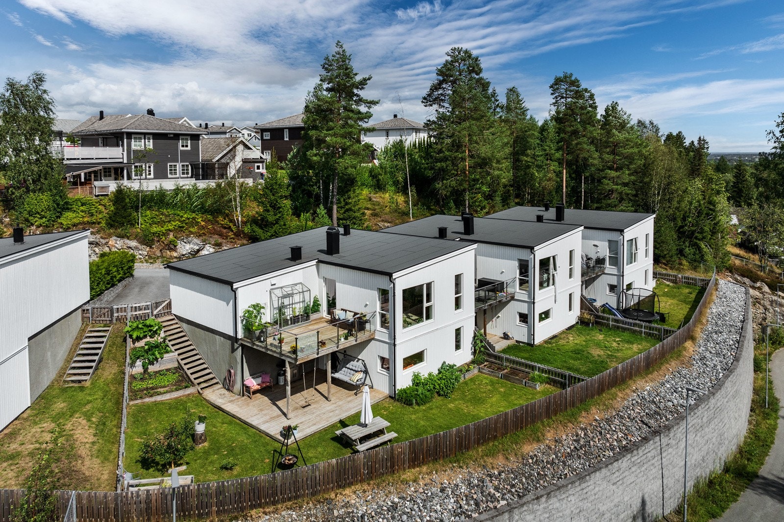 Eiendommen er beliggende i et nyere, naturskjønt og meget barnevennlig boligområde på populære Lyngåsen i Holter. Boligen ligger fint til med utsikt mot naturskjønne omgivelser. Galleribilde
