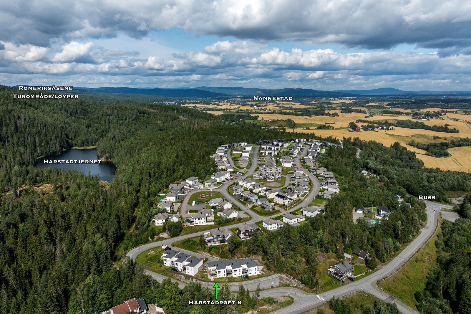 Umiddelbar nærhet til flott natur med utallige tur- og rekreasjonsmuligheter i Romeriksåsene. Området er rikt på både bær og sopp, samt mange flotte badevann og fiskevann. Galleribilde