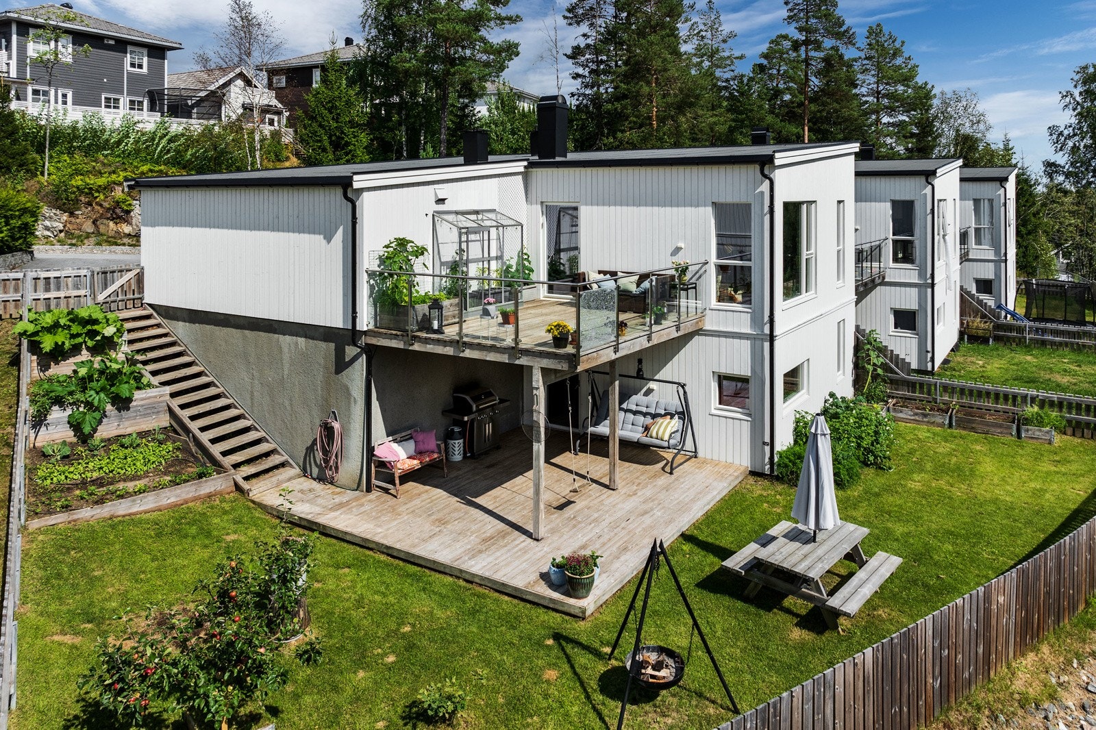 Velkommen til Harstadrøet 9! Moderne og innholdsrik enebolig i kjede, med en attraktiv og tilbaketrukket beliggenhet på populære Lyngåsen i Holter! Galleribilde