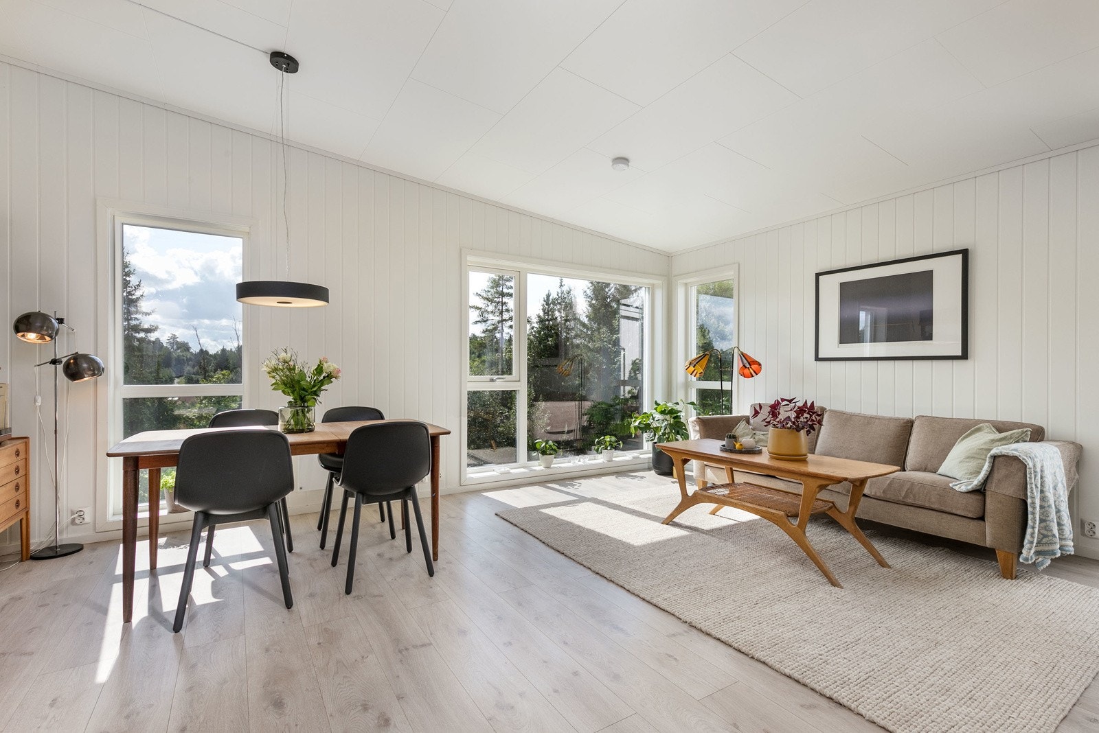 Den åpne stuen i 1. etasje er delikat i lyse, moderne tidsriktige farger. Galleribilde