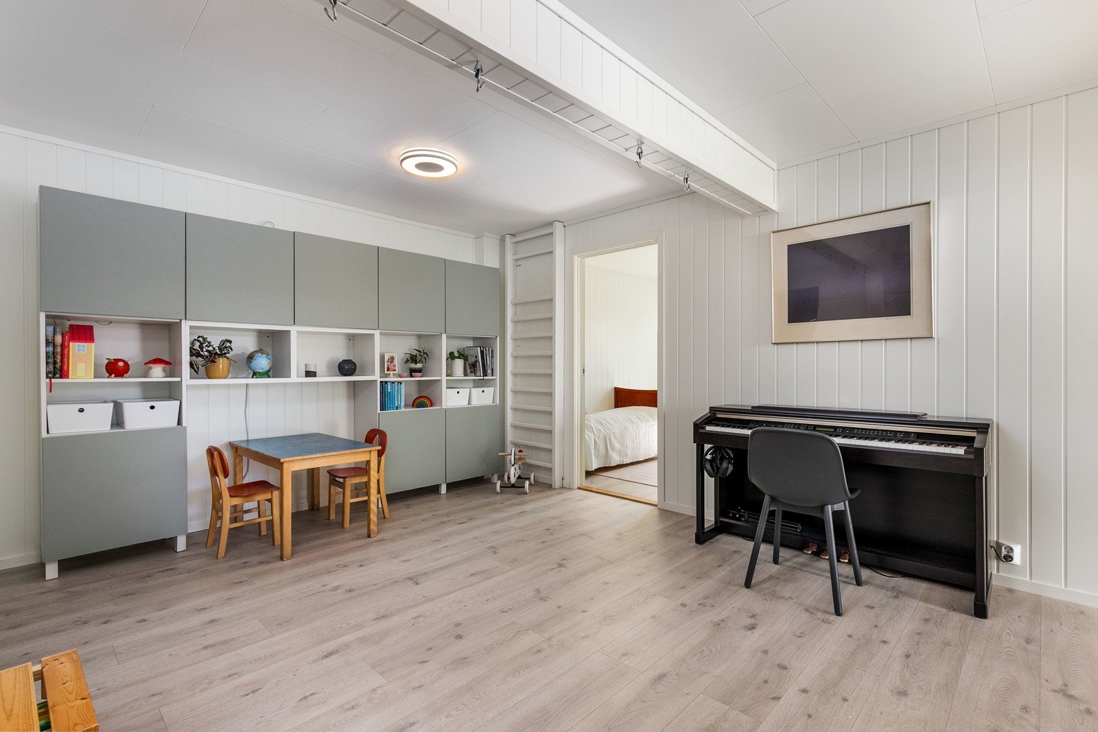 Stor gang i U. etasjen, som har møbleringsmuligheter etter ønske og behov Galleribilde