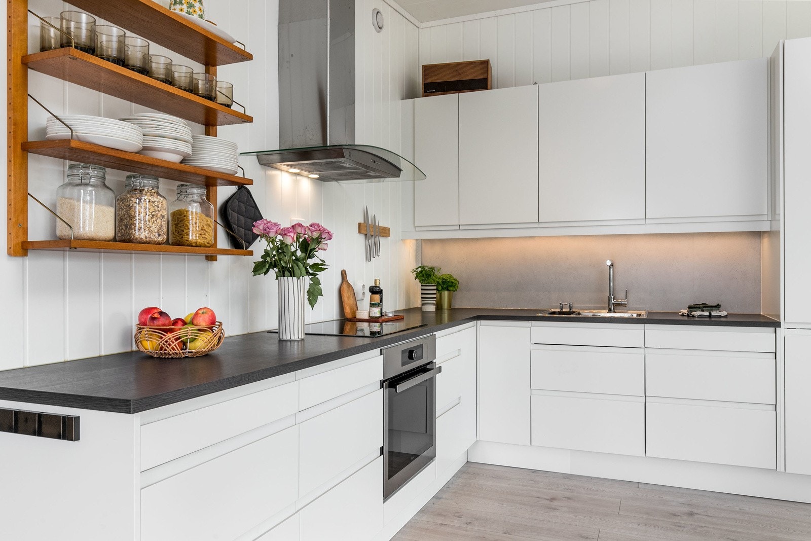 Kjøkkenet har godt med oppbevaringsplass. Lyse grepsfrie fronter, samt benkeplate i laminat med nedfelt kum i rustfritt stål. Integrerte hvitevarer som stekeovn, platetopp, kjøl/frys og oppvaskmaskin. Galleribilde