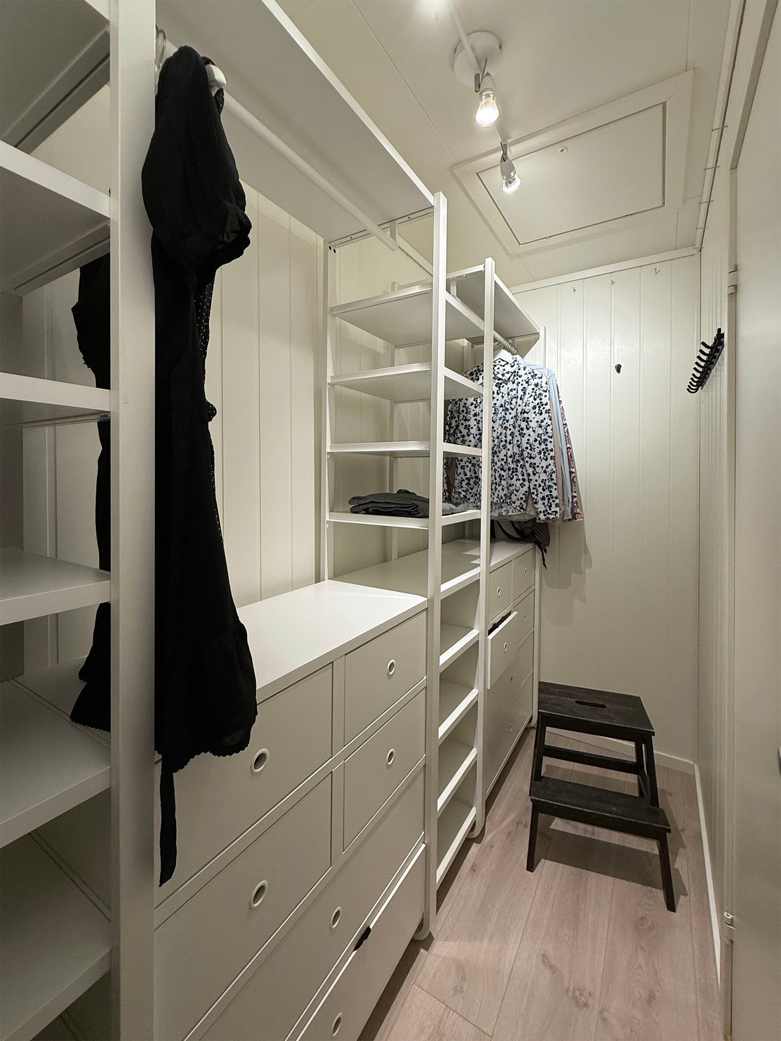 Tilgang til praktisk bod fra badet, innredet som garderobe i dag. Galleribilde