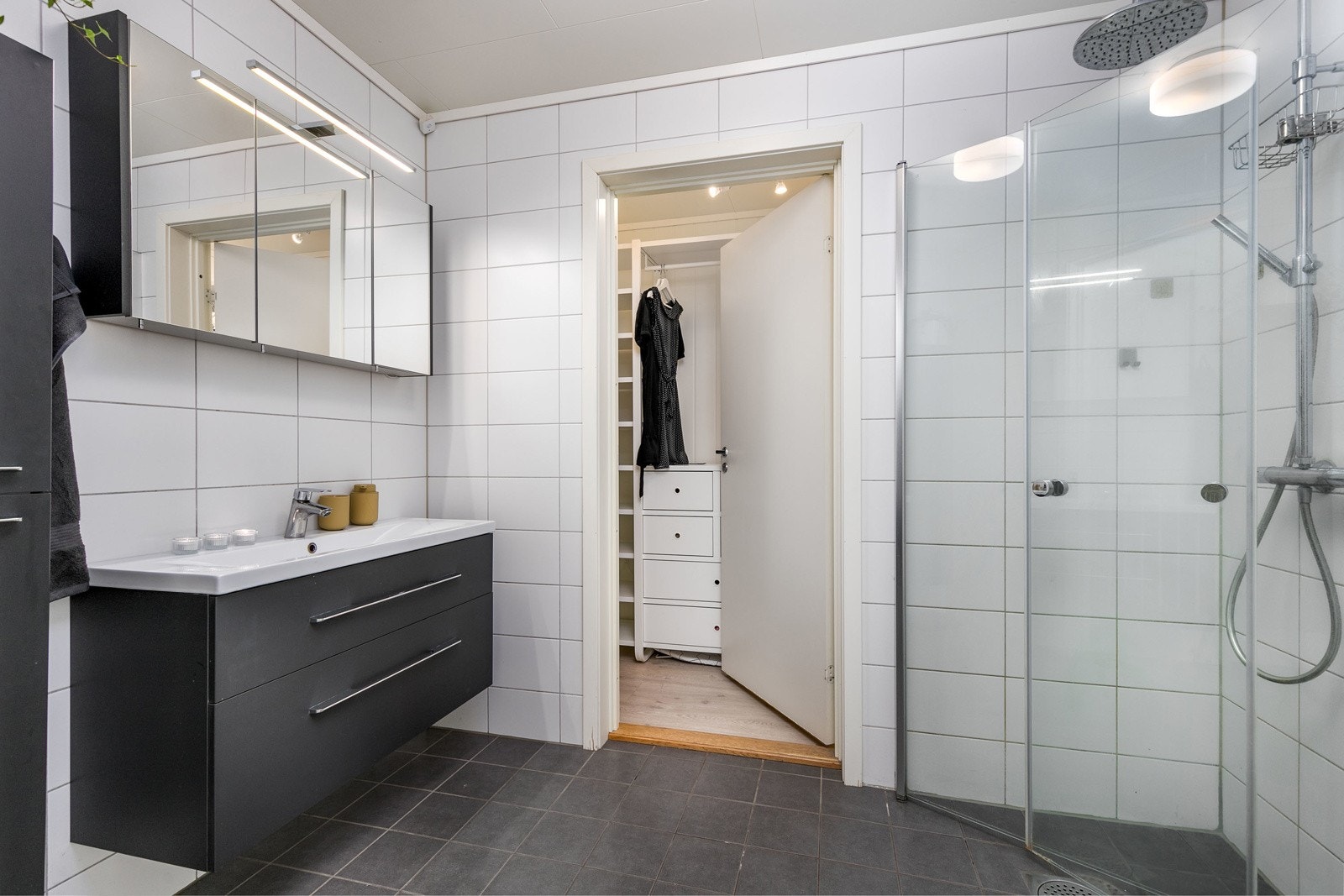 Moderne bad i 1. etasje fra 2017, med flislagte overflater og varme i gulv. Galleribilde