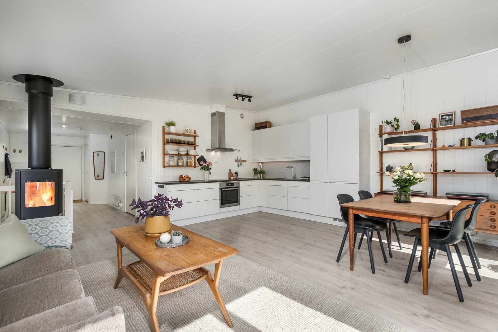 Moderne peis i stuen sørger for varme og trivelig stemning. Galleribilde