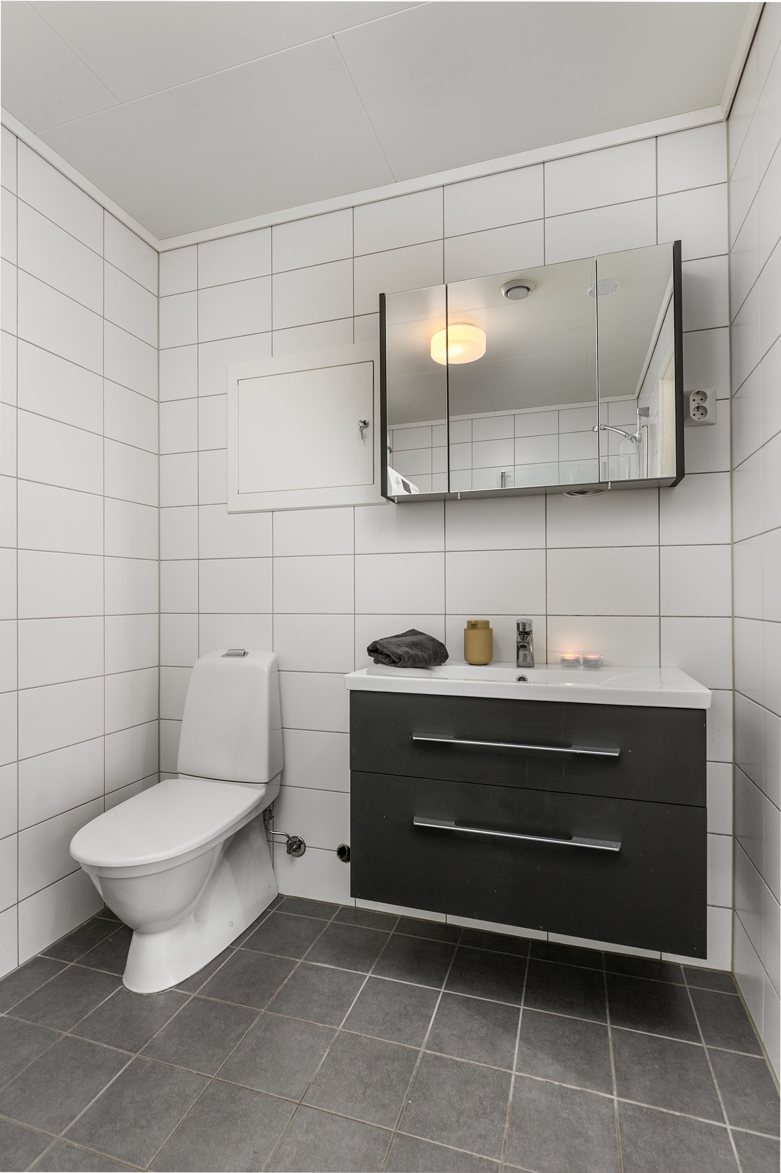 Pent flislagt bad i U. etasje fra 2017. Innredningen på badet består av moderne skuffeinnredning med servant og tilhørende speil. Galleribilde