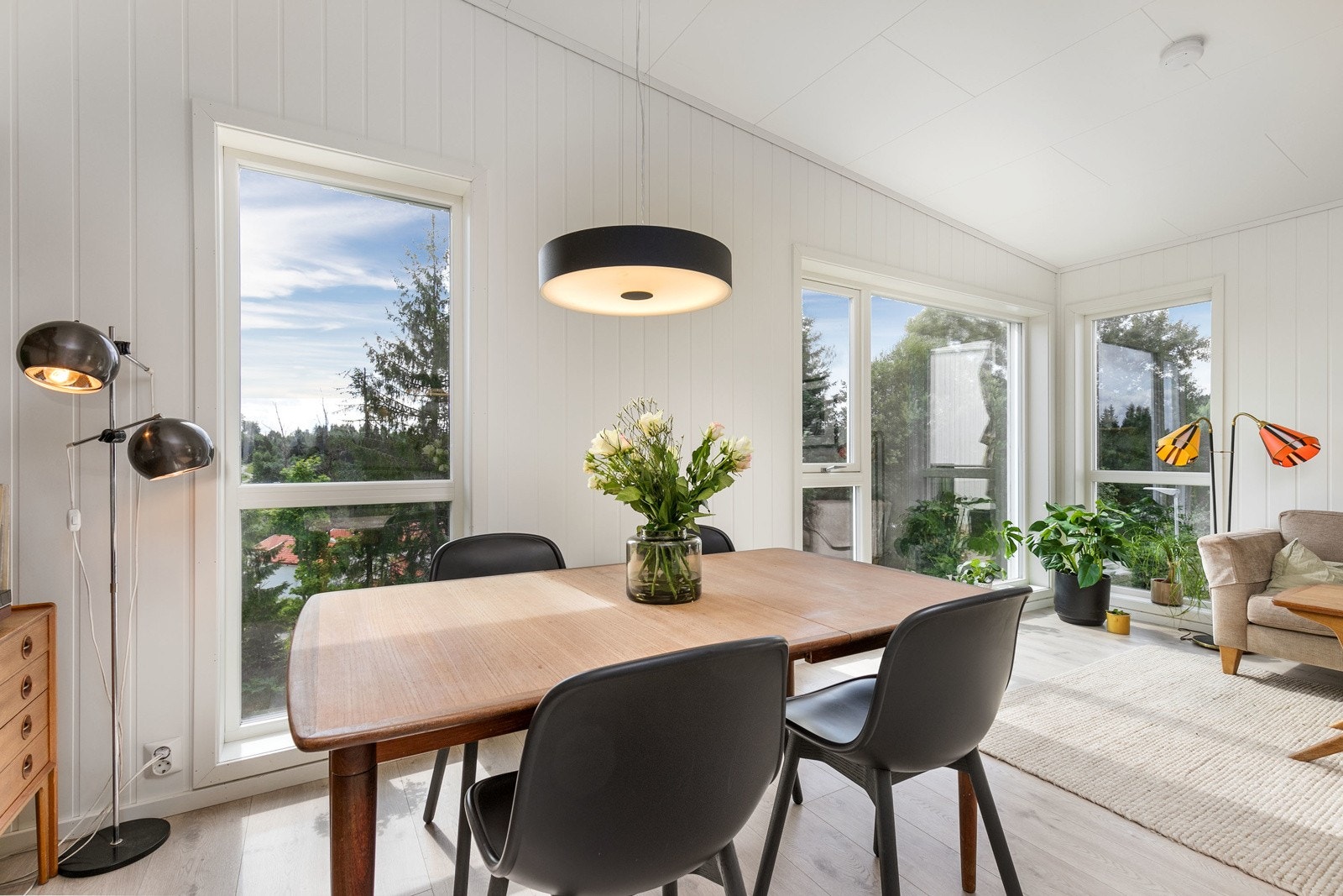 Fin avsatt plass til spisebord med stoler, hvor mange hyggelige middager kan tilbringes. Galleribilde