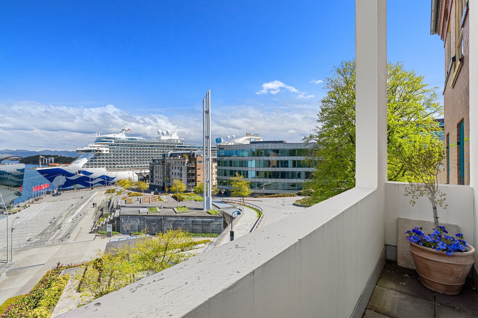Fra mastersuite er det utgang til egen balkong med en av områdets mest stemningsfulle utsikter. Galleribilde