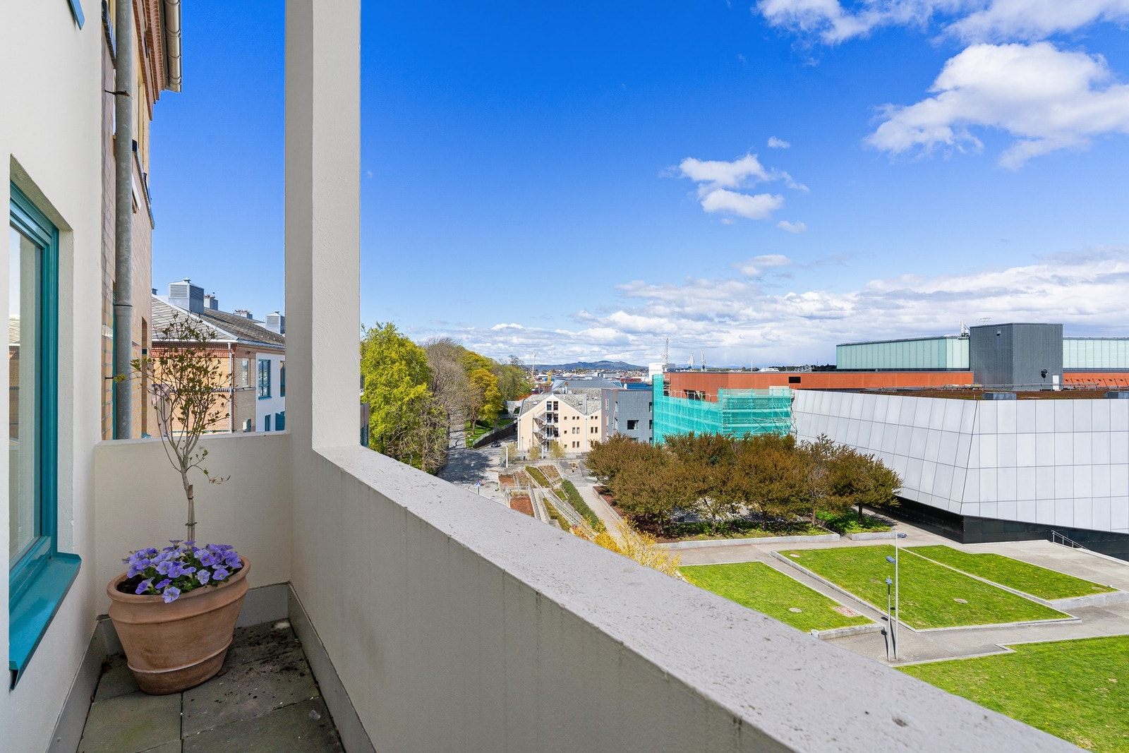 Her ser man direkte mot konserthuset, parkområdene og Vågen. Et perfekt sted for morgenkaffe eller kveldslys over byen. Galleribilde
